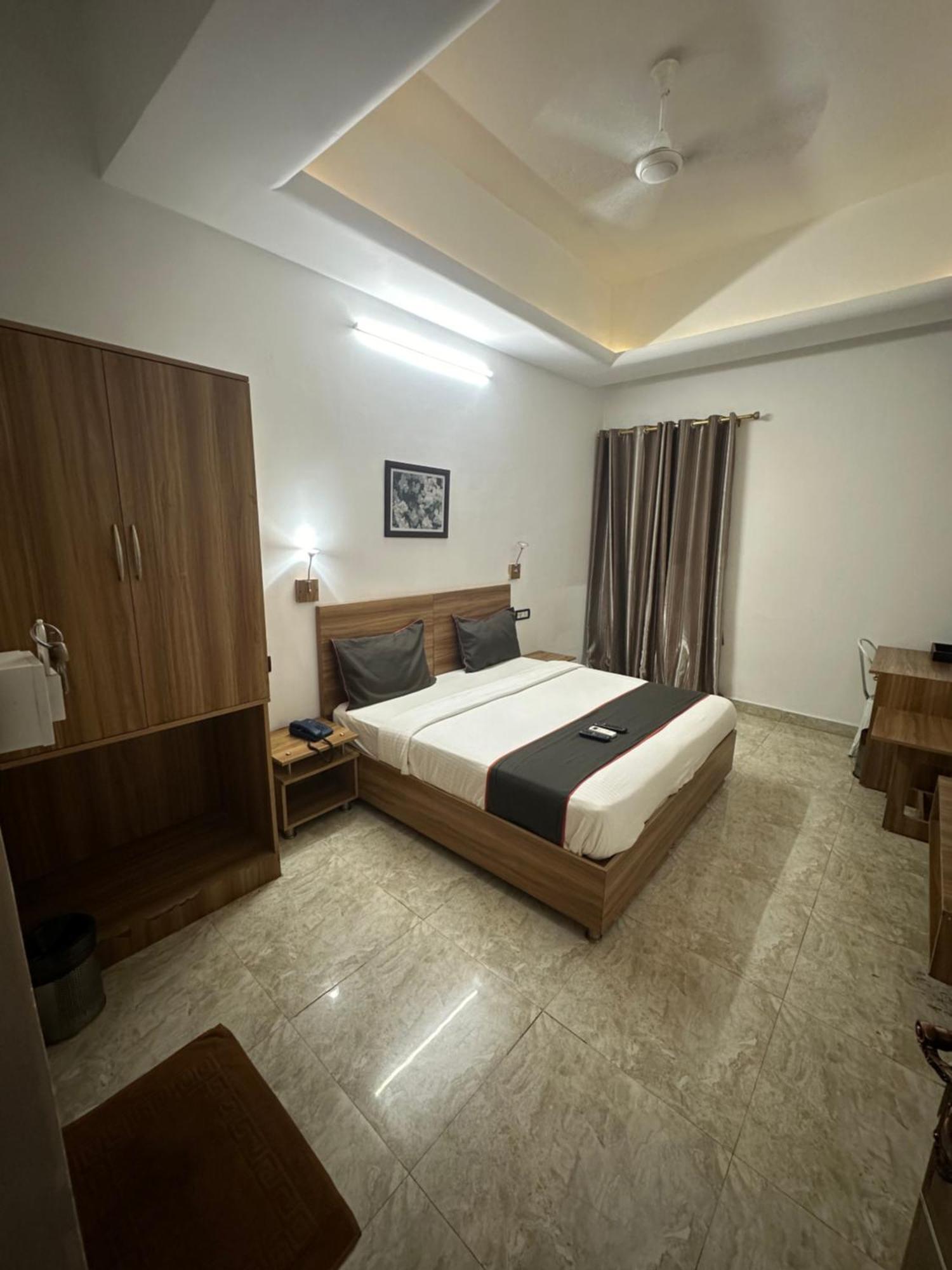 Gulnaar Inn Chennai Esterno foto